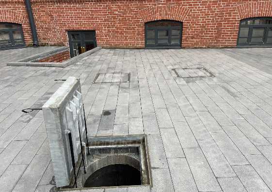 Люки Проспект-Ц кластер Нижполиграф после благоустройства площадки двора с мощением тротуарной плиткой по программе ФКГС