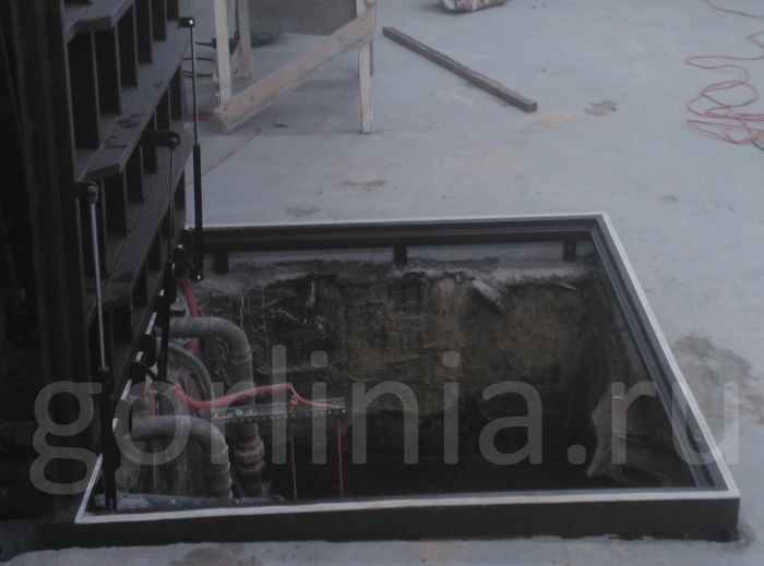 Закрепленная рама из квадратной трубы