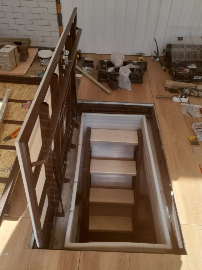 Механизм стального напольного люка для пластикового погреба со скрытыми петлями на амортизаторах